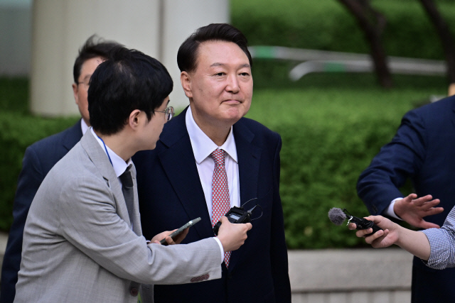 윤석열 전 대통령이 9일 서울 서초구 서울중앙지방법원에서 열린 내란 우두머리 혐의·직권남용 권리행사 방해 혐의 사건 6차 공판에 출석한 뒤 법정을 나서고 있다. [사진공동취재단]